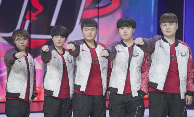 他面对一位 他面对一位